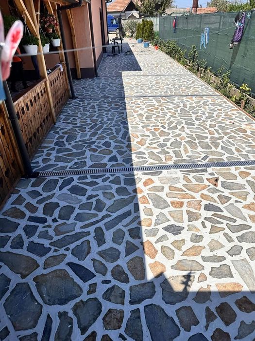 Vindem piatră naturală de munte ideală pentru amenajări exterioare și preț avantajos