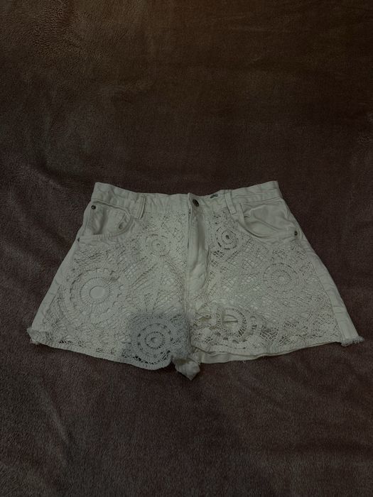 Красиви бели къси гащи