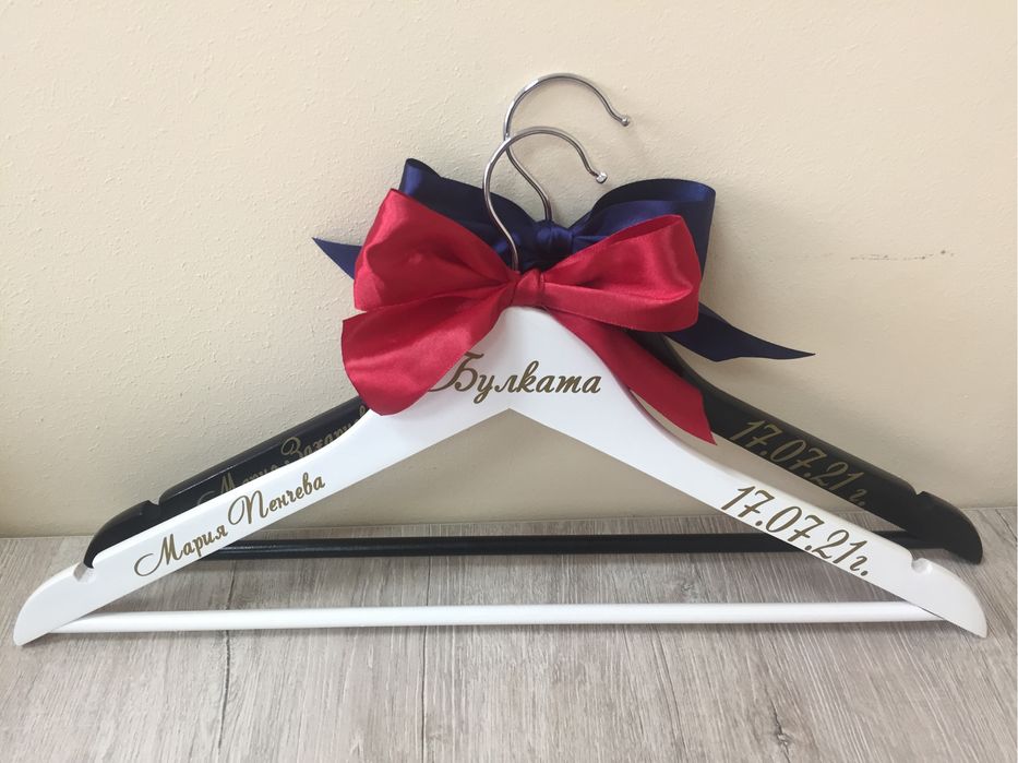 Дървени закачалки с надписи и панделки