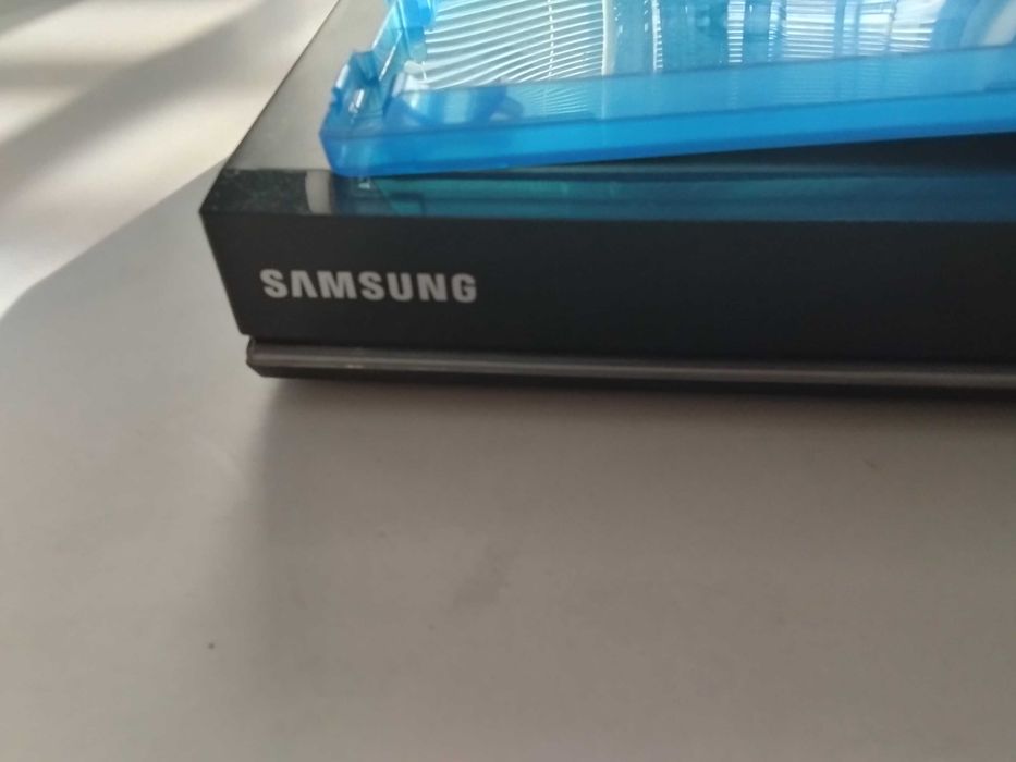 оригинален блу рей двд и 3 де плеър на Самсунг  перфектен