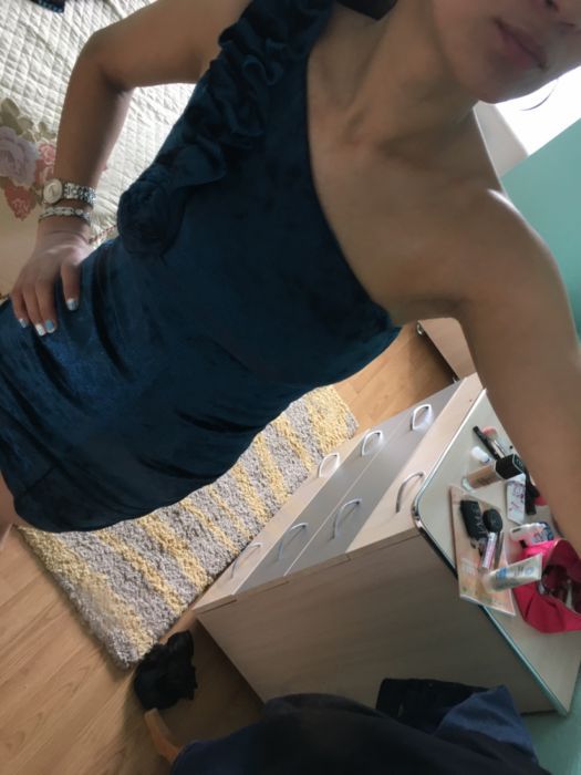 Синее платье на одно плечо.