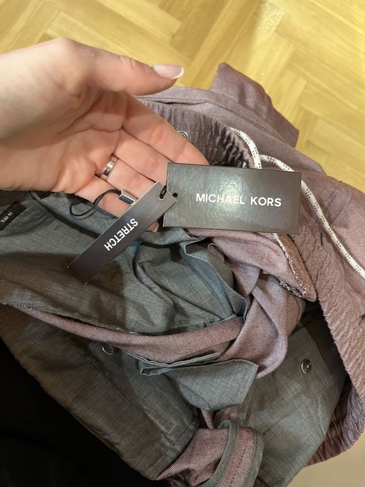 Pantaloni Michael Kors cu eticheta