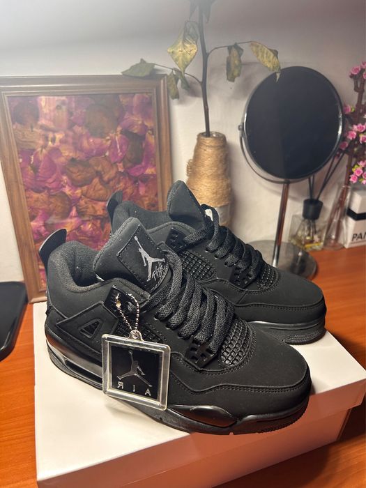 Vand jordan 4 black cat marimea 37.5
