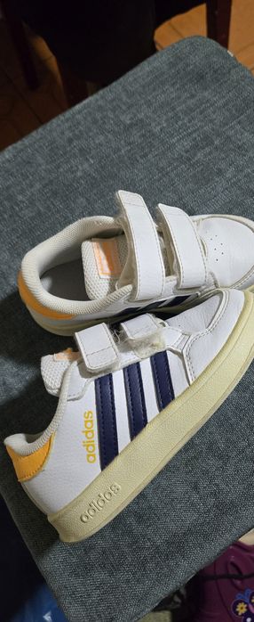 Vând adidași adidas