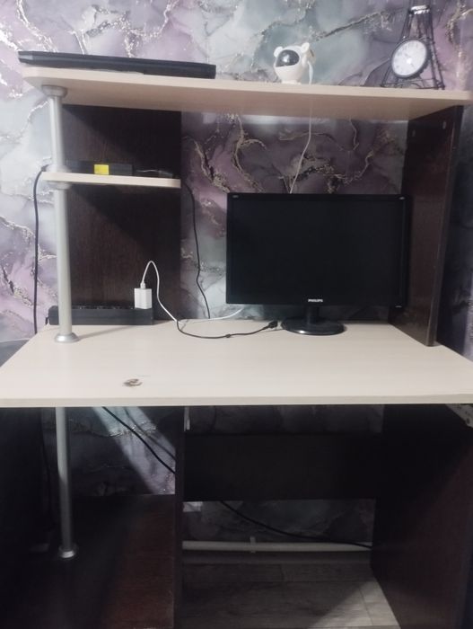 Стол письменный .