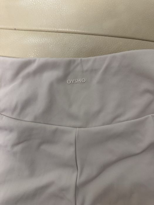 Бял клин Oysho.