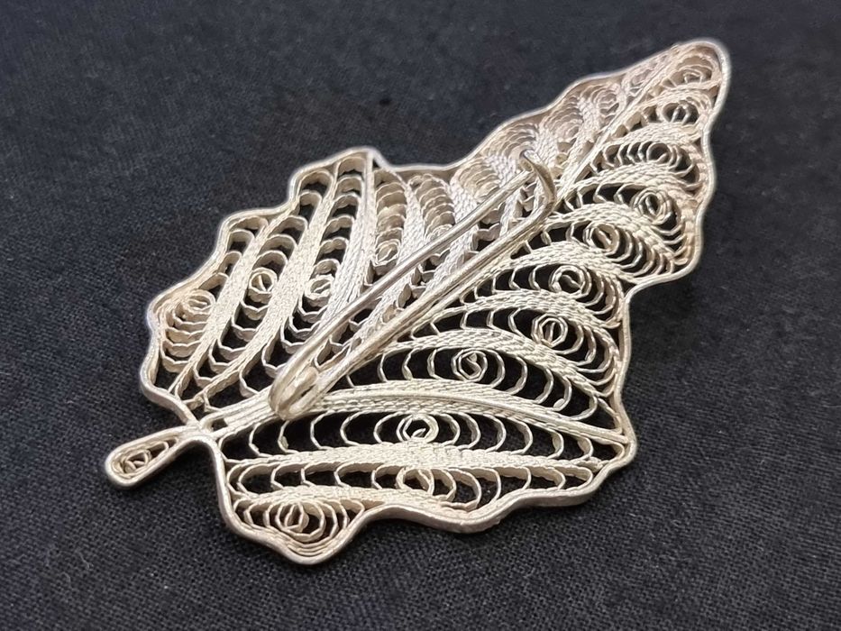 Сребърна брошка филигран