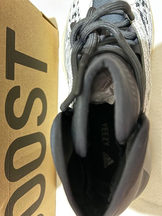 Yeezy Quantum noi cu eticheta