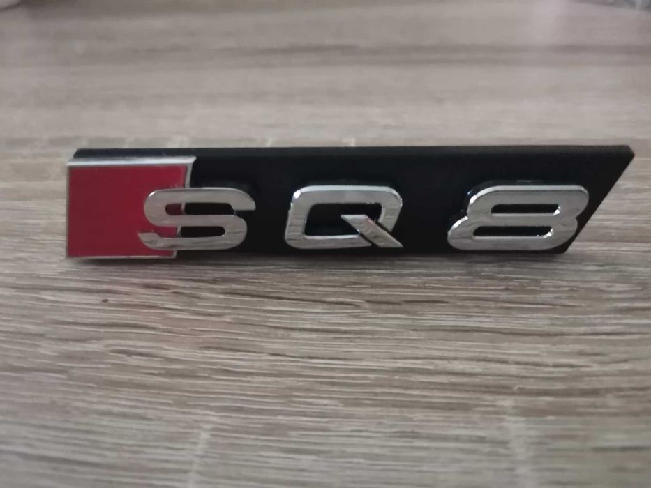 сребриста емблема Audi SQ8 за решетка със стикер