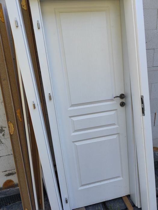 Ușă interior albă