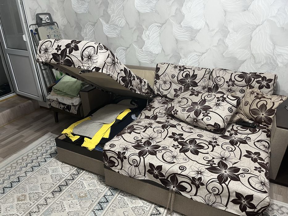 Продам диван с двумя креслами