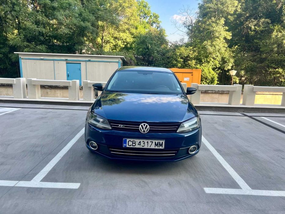 Volkswagen VW Jetta MK6 2.0 TDI | Отлично състояние | R-Line детайли