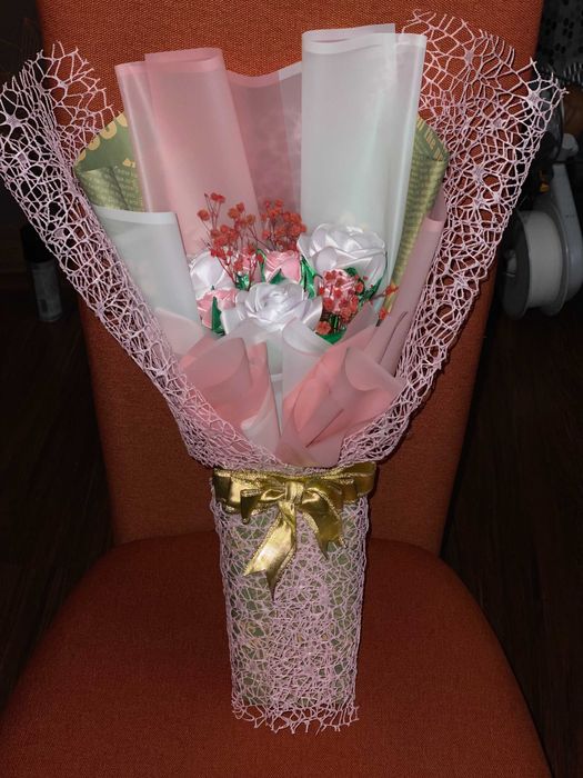 Луксозен букет със сатенени рози