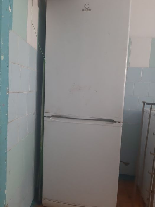 Продам холодильник Indezit