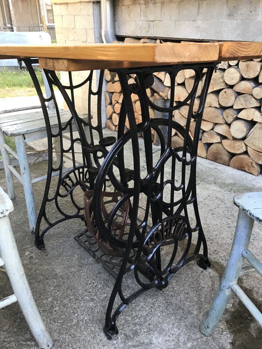 Маса от фигурален чугун с ретро столове