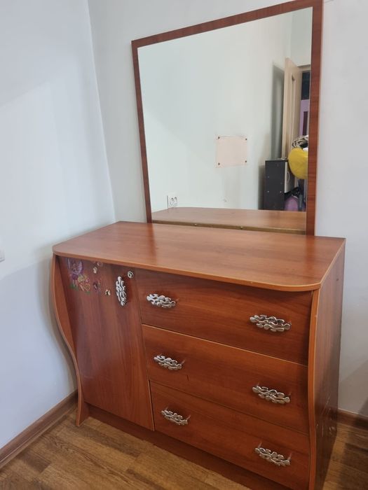 Отдам даром 3 шкафа и 1 комод, 1 столик пелинальный