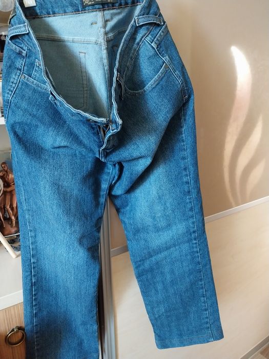 Blugi albastri evazați