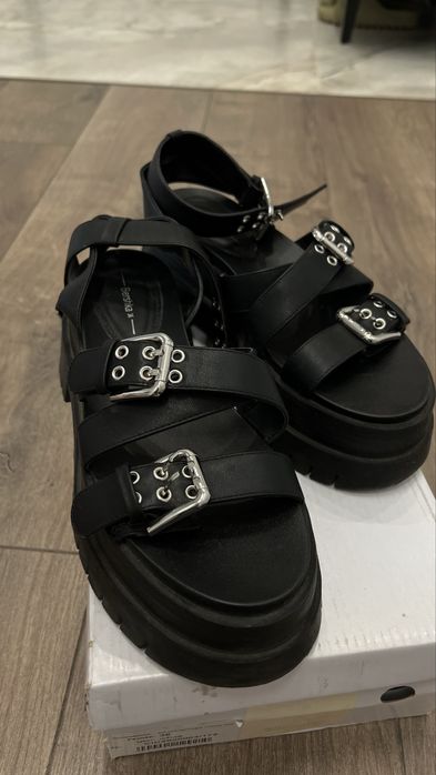 Продам босоножки