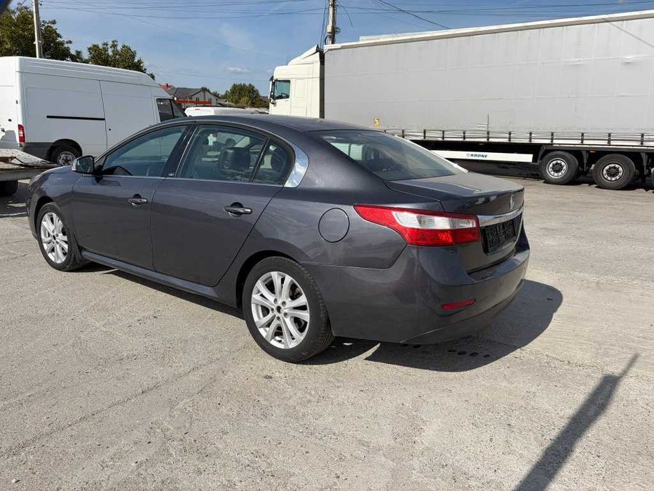 Dezmembrez Renault Latitude 2.0 dci M9R-P8 150 cai cutie manuala 6 trepte an 2011