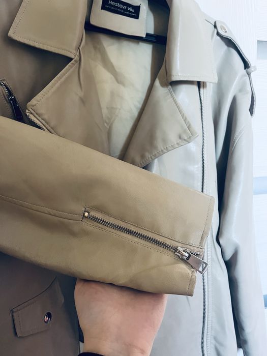 коженная куртка в бежевом цвете