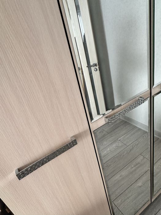 Продам большой шкаф