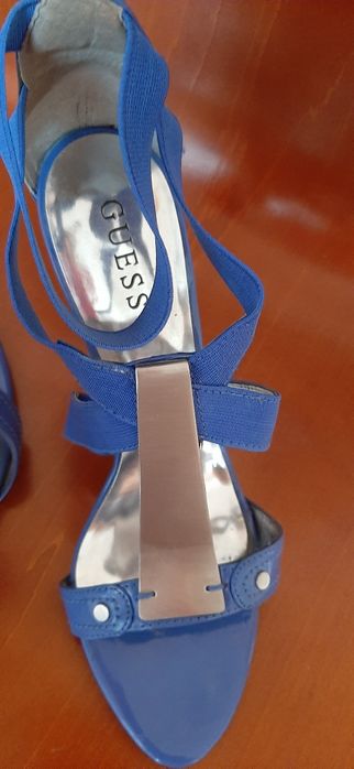 Босоножки GUESS  изумительного цвета