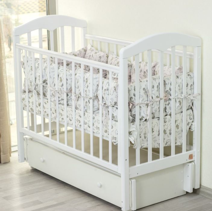 Детская кроватка с матрасом и с бортиками