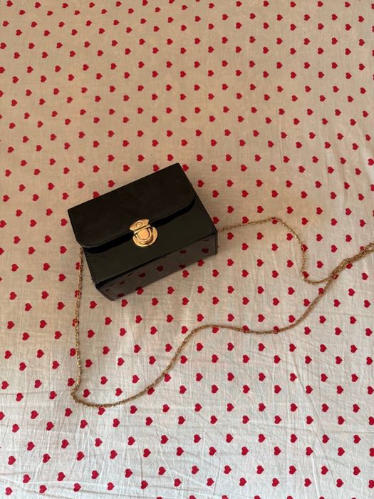 Сумочка черная на цепи