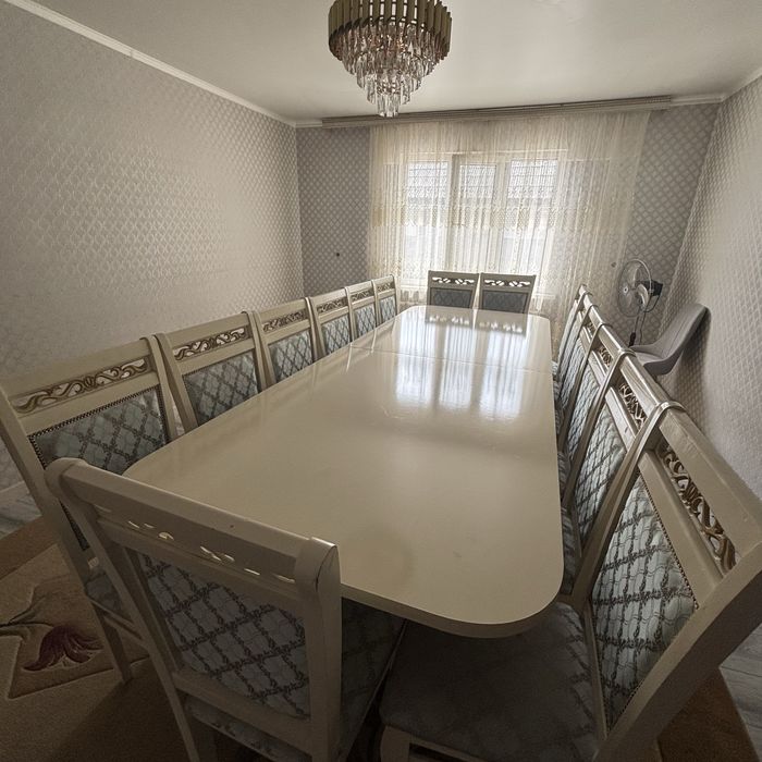 Стол со стульями в гостинную