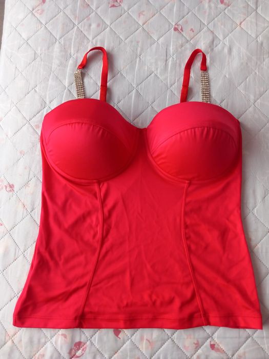 Продавам чисто ново бюстие с презрамки с камъчета