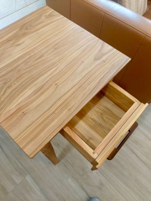 Помощна масичка от череша масив