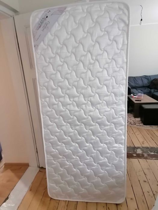 Дървени единични легла с нощни шкафчета