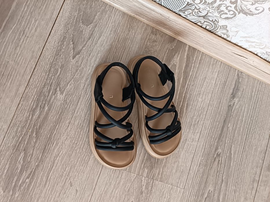 Продам сандали на девочку