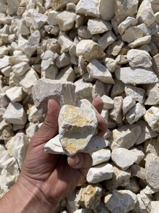 Pamant nisip balast balastru piatra concasata sparta calcar balastru