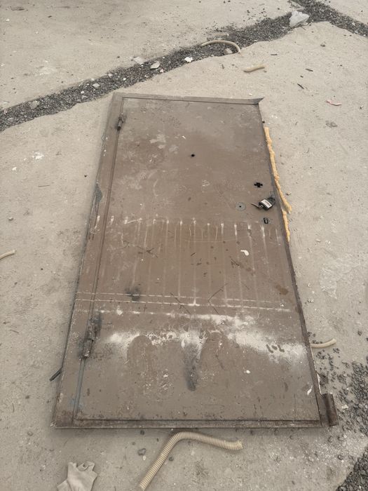 Продам бу металлическую дверь