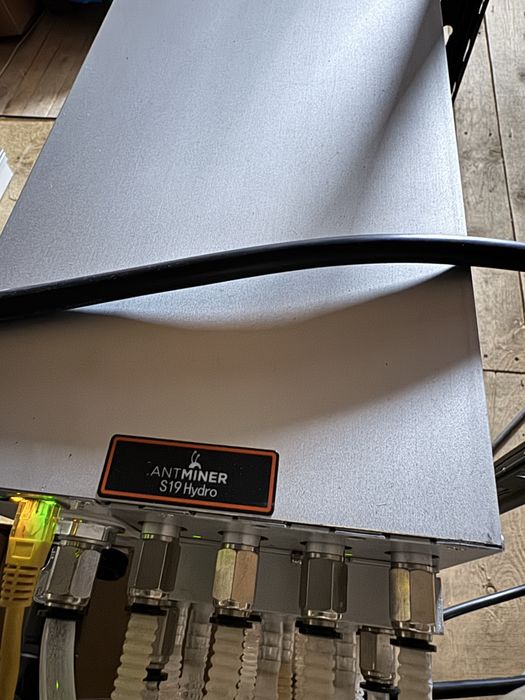 Bitcoin miner Antminer S19 Hydro 151Th