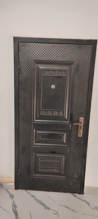 Наружная дверь почти новая