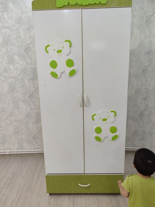 Bolalar karavati va shkafi.