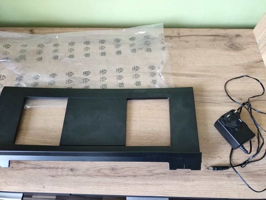 Сентезатор Yamaha  psr e 263 нова  с нотник