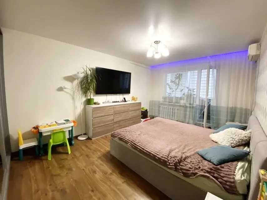 Дава се под наем Тристаен апартамент в София, Зона Б-18 - 90 кв.м за 663 € - Снимка #1