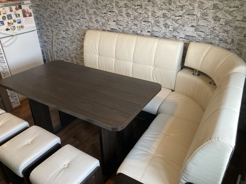 Стол со стульями