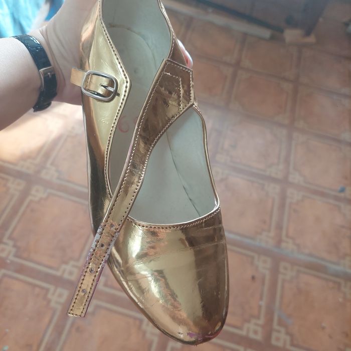 Продаю танцевальные туфли.