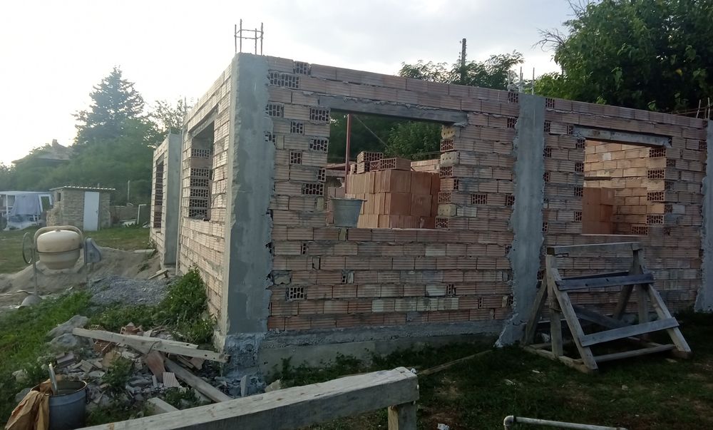 Полу завършена къща