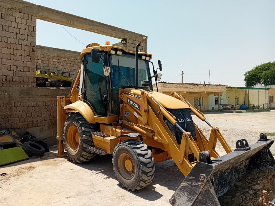 Ekskavator sotiladi. Holati yaxshi