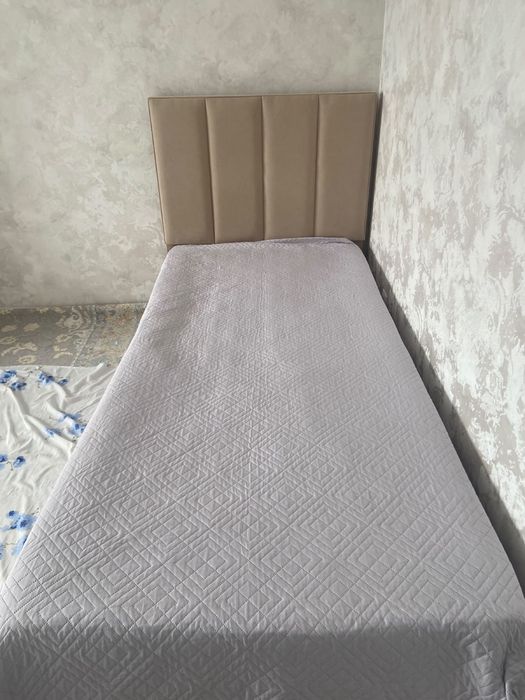 Одноместная кровать с матрасом