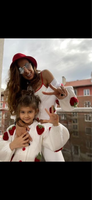 Ръчно плетена жилетка с 3 Д ягоди