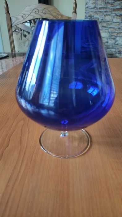 Две големи тънкостенни чаши от цветно стъкло