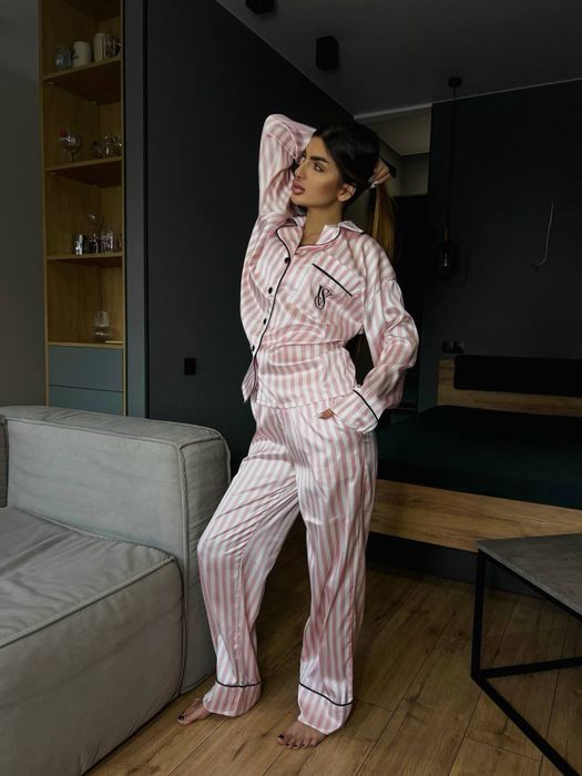 Копринена пижама в стил VS