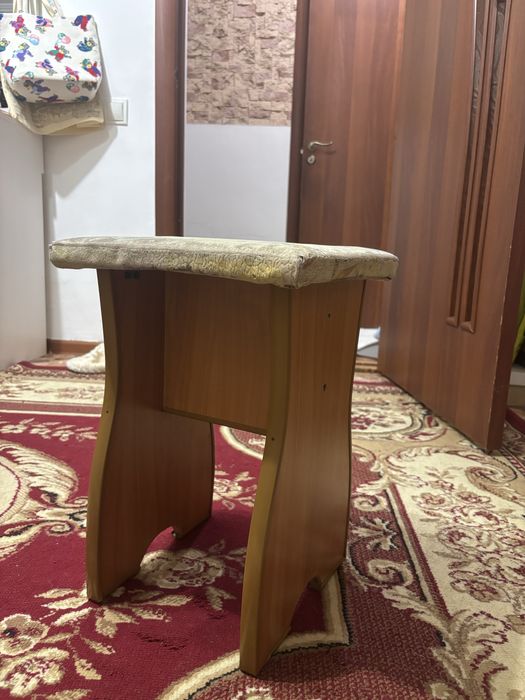 Кухонный стол с табуретками