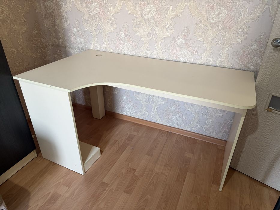 Стол для компьютера (с полкой)